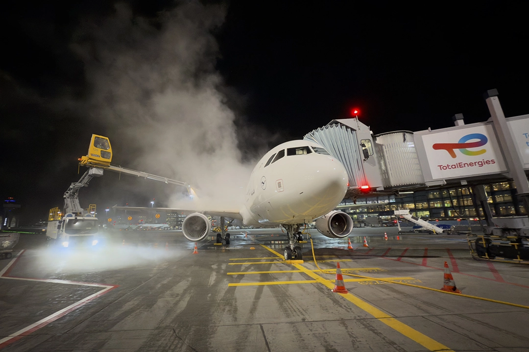 Aus der Düse schießt eine auf 60 Grad erhitzte Mischung aus Wasser und Glykol – Typ I genannt – und löst Eis und Schnee von der Flugzeughaut. Foto: SP-X/Benjamin Bessinger