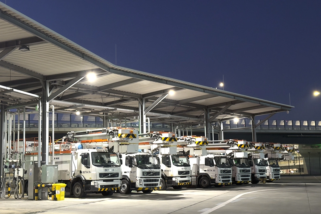 Also schickt Steinmetz seine „Elefanten“ los. So heißen die sündhaft teuren Speziallaster mit ausfahrbarer Kanzel und einer zwölf Meter langen Lanze. Foto: SP-X/Benjamin Bessinger