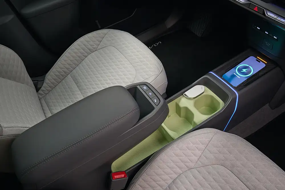 Eingerichtet ist der Innenraum mit wohnlichen Stoffen und diversen Bio- und Recycling-Materialien. Foto: Kia