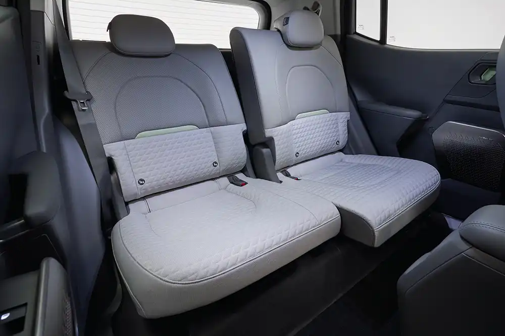 Sind die Fondsitze ganz zurückgefahren, erreicht der EV2 die größte Beinfreiheit seiner Klasse. Foto: Kia