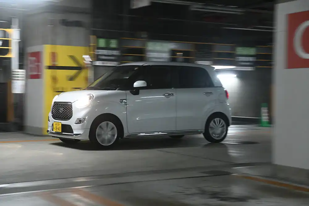 Der Toyota Pixis Joy ist knapp 3,40 Meter kurz, schmal wie ein Einkaufswagen mit Dach, der Motor irgendwo zwischen Rasenmäher und Fortbewegungsmittel. Foto: SP-X/Benjamin Bessinger