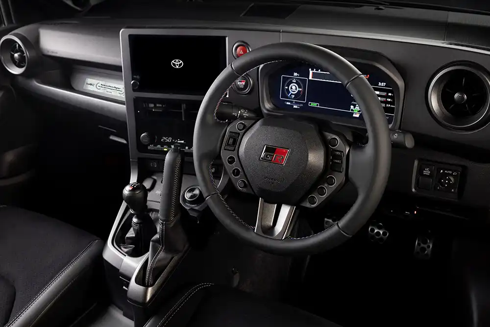 Eine Plakette auf der Beifahrerseite verweist auf den Namensgeber des Sondermodells und seine vielen Titel. Foto: Toyota