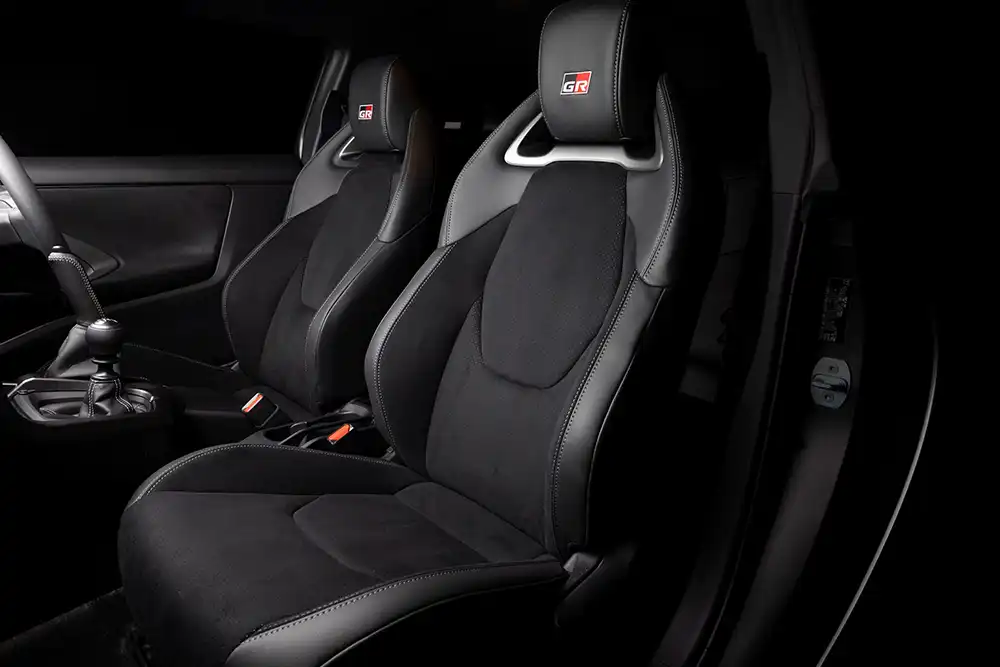 Beim GR Yaris „Sébastien Ogier 9x World Champion Edition” darf der Fahrer die Gänge noch selber händisch wechseln. Foto: Toyota