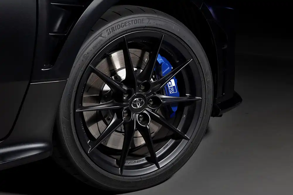 Ein Erkennungsmerkmal der Ogier-Edition sind die in Blau lackierten Bremssättel. Foto: Toyota