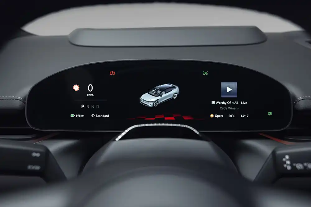 Hinterm Lenkrad des Zeekr 7GT zeigt ein kleines Display fahrrelevante Informationen an. Foto: Zeekr
