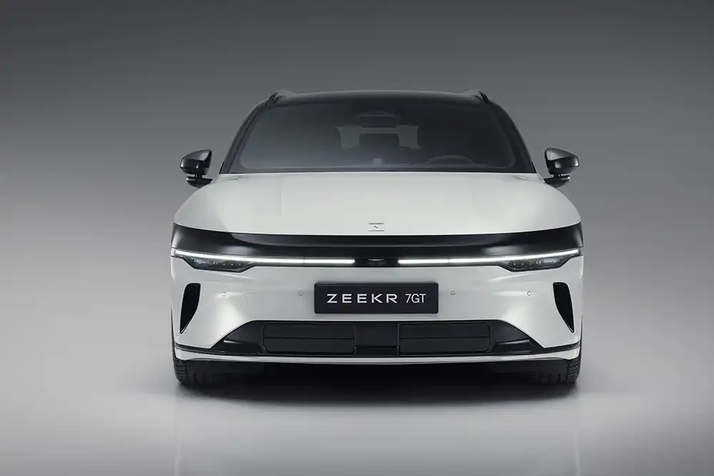 Die Scheinwerfereinheiten des Zeekr 7GT sind schmale Schlitze, die sich unterhalb der Tagfahrleuchten befinden. Foto: Zeekr