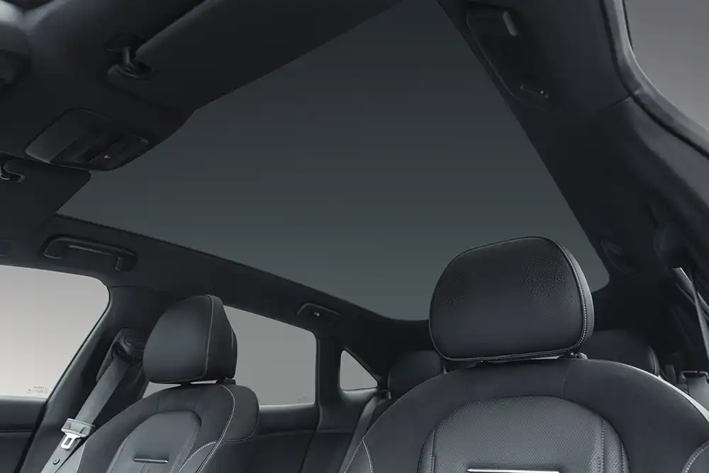 Das Glasdach des Zeekr 7GT spannt sich annähernd über die gesamte Dachfläche. Foto: Zeekr