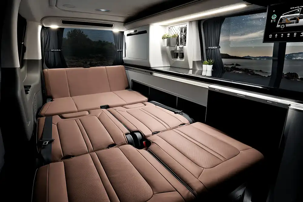 Hyundai Staria Camper Concept: Die hinteren Sitze lassen sich zu einer Liegefläche für zwei Personen umformen. Foto: Hyundai