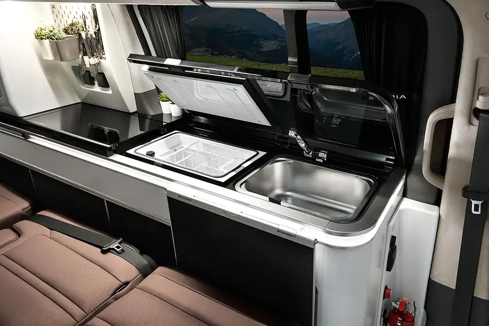 Hyundai Staria Camper Concept: Eine kleine Küchenzeile ist ebenfalls vorhanden. Geräte wie der Kühlschrank lassen sich auch mit Solarstrom betreiben. Foto: Hyundai