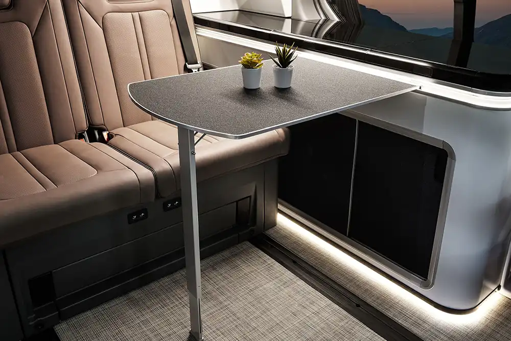 Alternativ lässt sich der Innenraum des Hyundai Staria Camper Concept zu einem kleinen Esszimmer wandeln. Foto: Hyundai