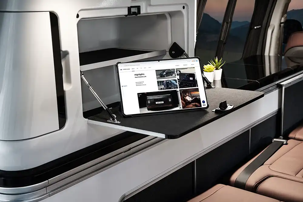 Einige Funktionen des Hyundai Staria Camper Concept lassen sich über ein Pad steuern. Foto: Hyundai