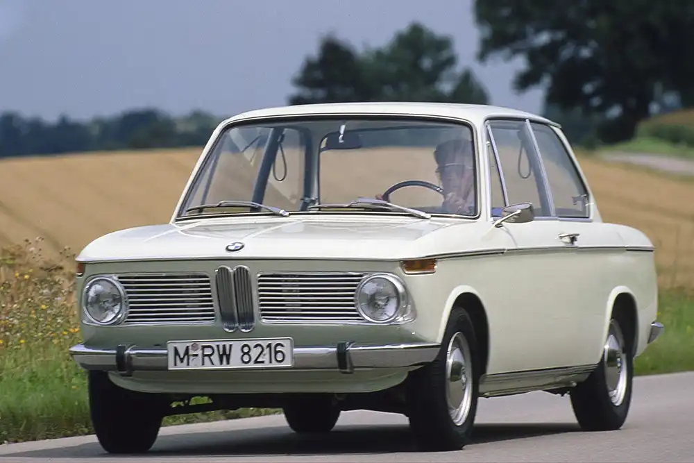 Aller 3er Anfang – Mit dem kompakten BMW 1600 präsentierte die bayerische Premiummarke 1966 einen komfortablen Kraftsportler neuer Art, den Urahn der heutigen 3er Reihe. Foto: BMW AG