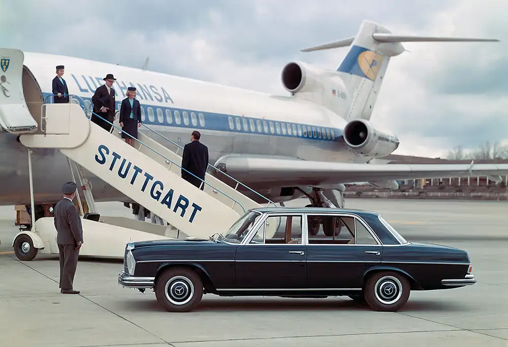 Kanzler-Klasse – Stardesigner Paul Bracq verlieh dem Mercedes 300 SEL zeitlos distinguierte Konturen wie sie den Bonner Kanzlerbungalow kennzeichneten. Foto: Mercedes-Benz Classic Archive