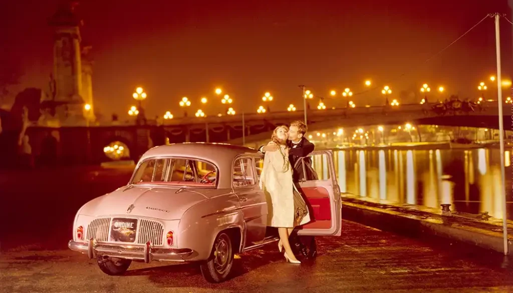 Zum Verlieben schön – So lautete das Urteil von Fachjournalisten über die 1956 eingeführte und durch Stardesigner Pietro Frua finalisierte Ponton-Limousine Renault Dauphine. Foto: Renault