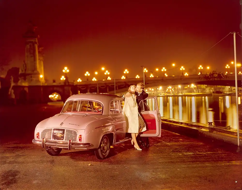 Zum Verlieben schön – So lautete das Urteil von Fachjournalisten über die 1956 eingeführte und durch Stardesigner Pietro Frua finalisierte Ponton-Limousine Renault Dauphine. Foto: Renault