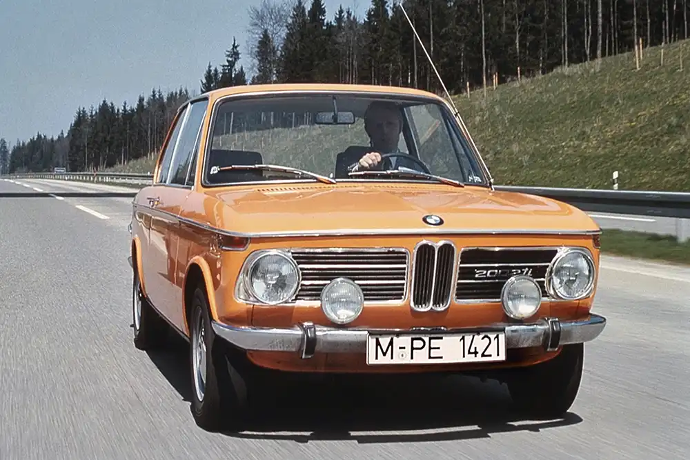 In Inka-Orange und mit Zusatzscheinwerfern die linke Spur freiräumen – dafür war der 2002 ti von 1968 berüchtigt. Foto: BMW AG