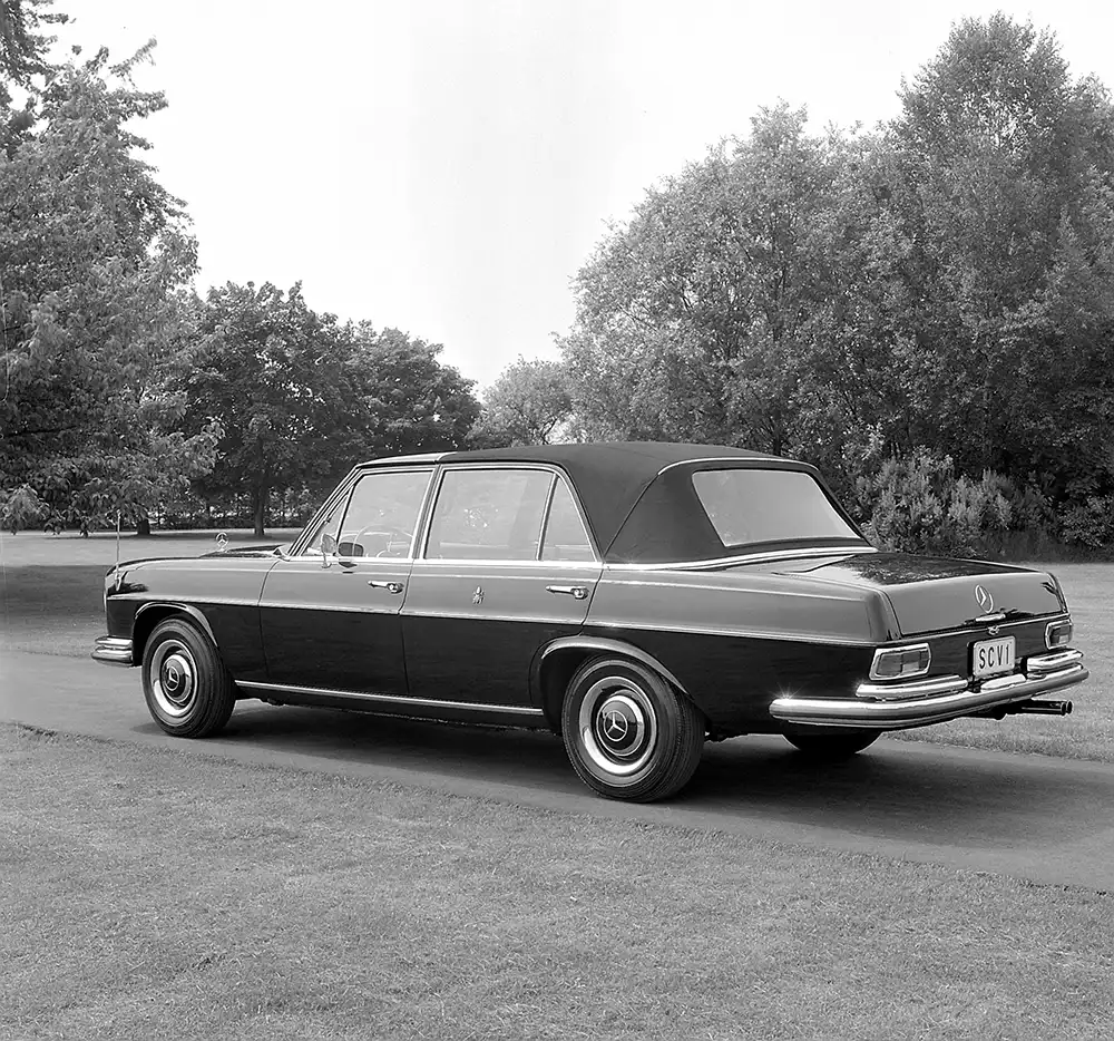 Zweitwagen für den Pontifex – Der Papst bekam 1966 dieses Mercedes 300 SEL Landaulet als Ergänzung zum pompösen Mercedes-600-Papamobil. Foto: Mercedes-Benz Classic Archive