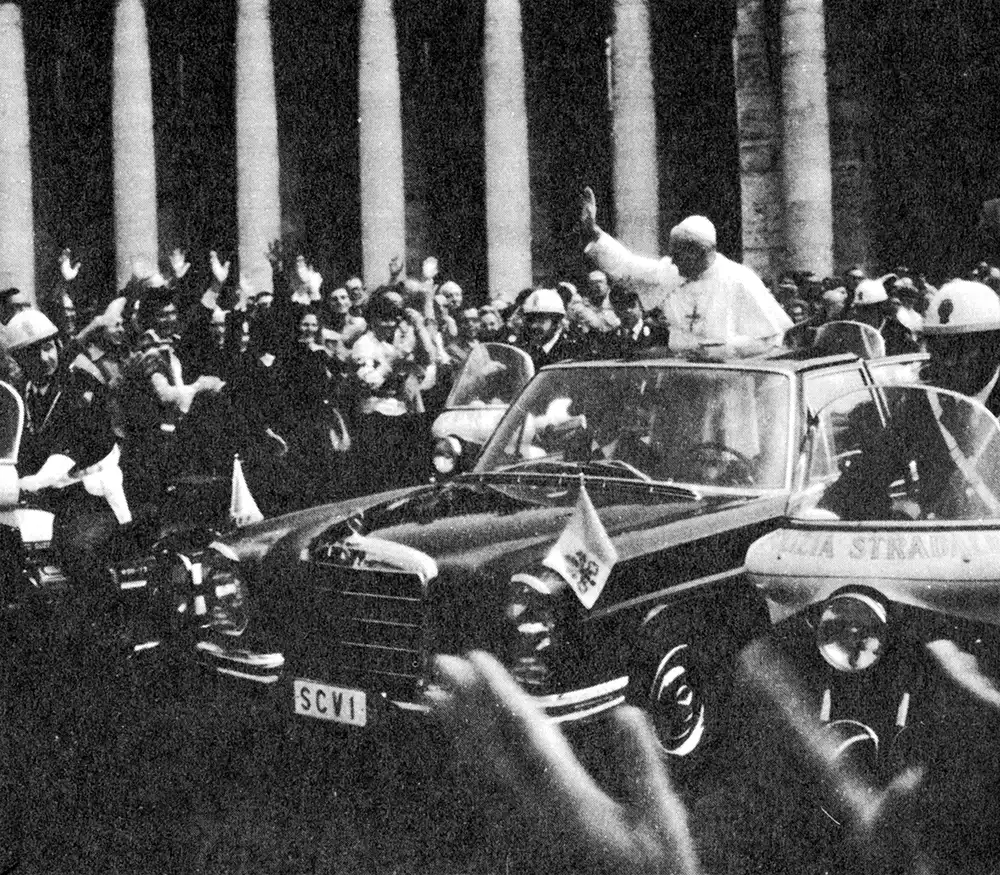 Nach der Wahl – Papst Johannes Paul II., soeben vom Konklave zum Papst gewählt, fährt im Mercedes-Benz 300 SEL Landaulet über den Petersplatz in Rom. Foto: Mercedes-Benz Classic Archive