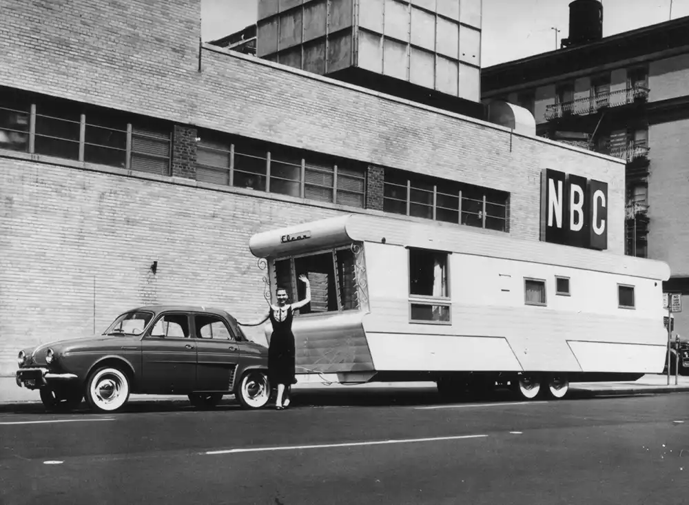 Kleinwagen im Land gigantischer Straßenkreuzer – In den USA überzeugte die Renault Dauphine auch vor riesigen Wohnwagen. Foto: Renault