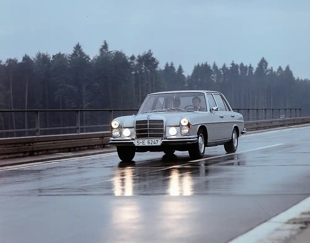 Platz da fürs Powercar – Der extrem starke Mercedes-Benz 300 SEL 6.3 mit (W109) sollte sich mit serienmäßigen Doppelscheinwerfern Respekt verschaffen. Foto: Mercedes-Benz Classic Archive