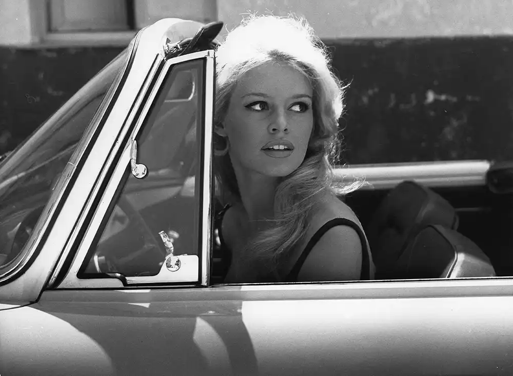 Mit dem Renault Floride Cabriolet im Rampenlicht – Filmstar Brigitte Bardot. Foto: Renault