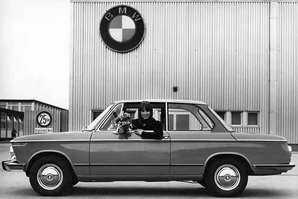 Sportliches Statussymbol – Bei Prominenten wie Fernsehmoderatorin Petra Schürmann (hier im BMW 1802) waren die zweitürigen BMW sehr populär. Foto: BMW AG