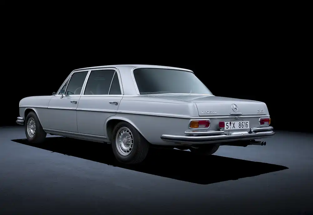 V8-Vehemenz im Spardress – Der ab 1971 auch für den 280 SEL 3.5 lieferbare V8 verwies sogar neue Sechszylinder wie den BMW 3.0 Si auf die Plätze. Foto: Mercedes-Benz Classic Archive