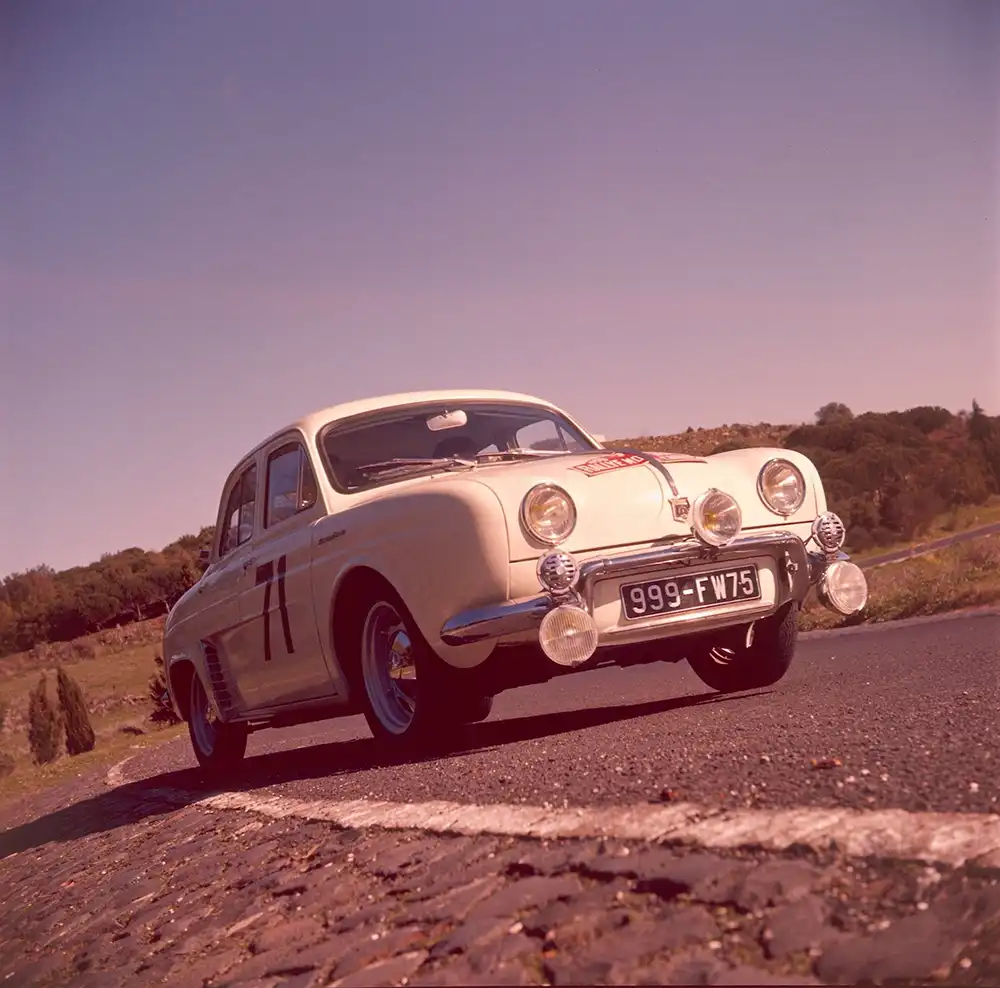 Erstes Renault-Modell mit dem Namenszug dieses Motoren-Magiers – „Hexenmeister“ Gordini machte aus der Dauphine eine Vorgängerin des heutigen Renault 5 Turbo 3E. Foto: Renault