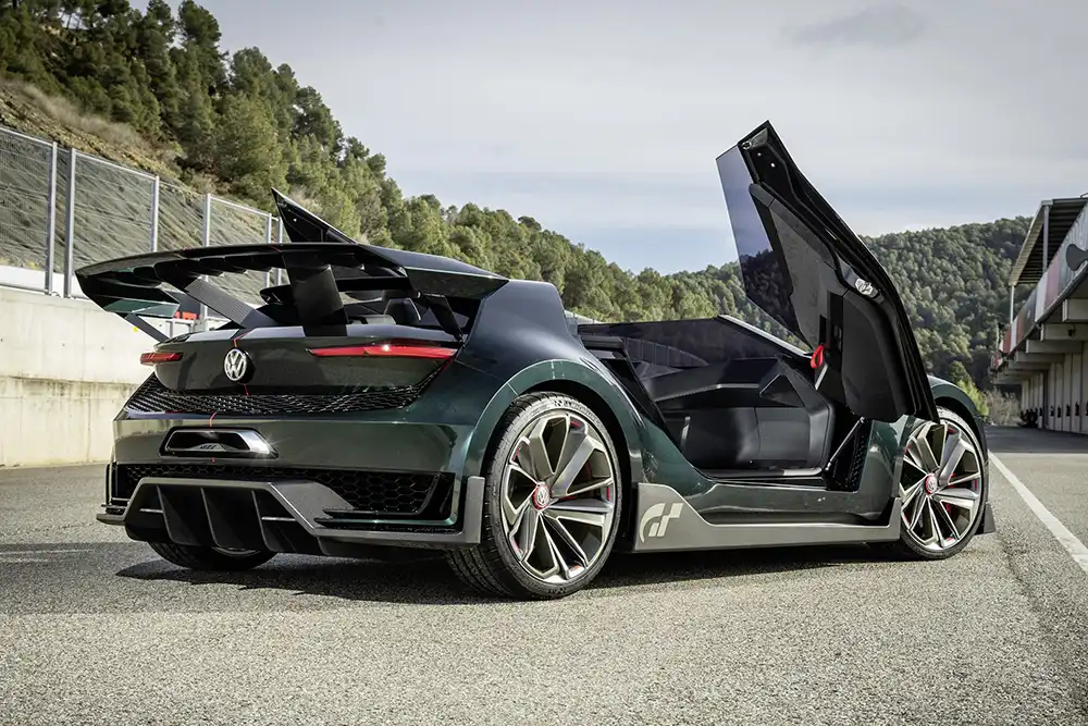 Wie es sich für ein anständiges Showcar gehört, hat der VW Golf GTI Roadster Concept Flügeltüren. Foto: VW
