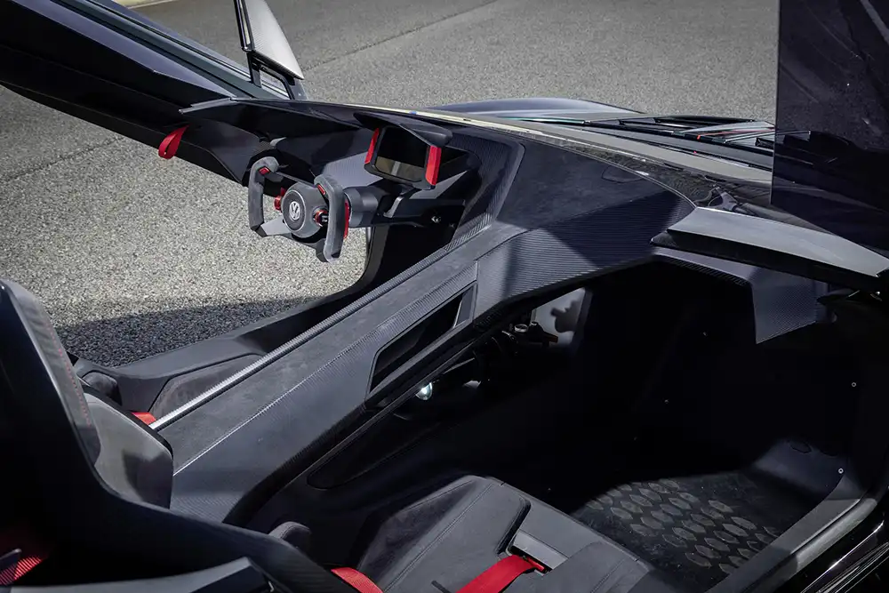 Innen geht es sportlich-minimalistisch zu. Foto: VW