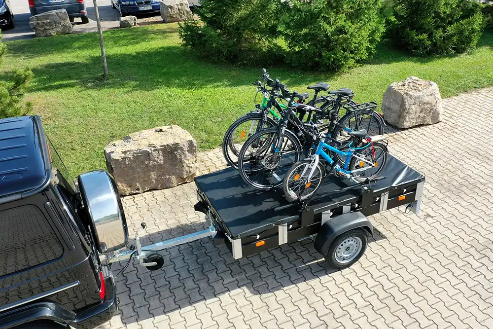 Auch für den Transport von Fahrrädern und E-Bikes bietet Faltos passendes Zubehör. Foto: Faltos