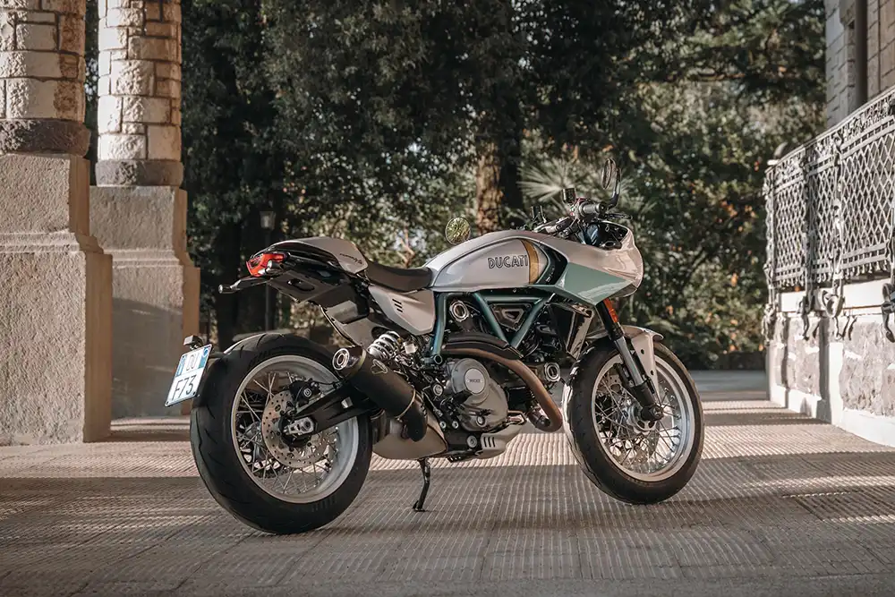 Für elegante Klassik-Optik sorgen außerdem die Speichenräder. Foto: Ducati