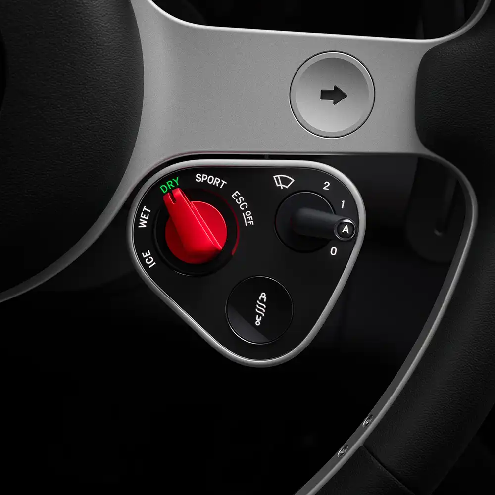 Über den roten Schalter lässt sich der Fahrmodus wählen. Foto: Ferrari