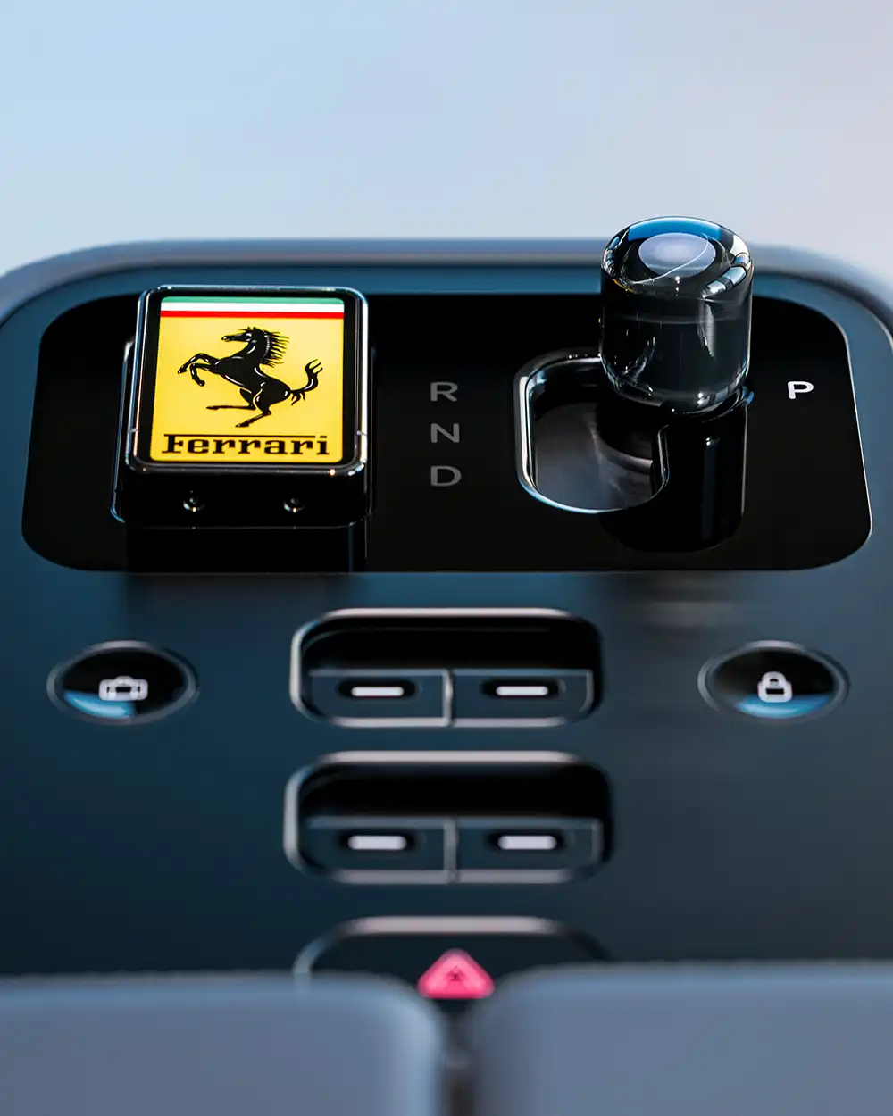 Der Fahrstufenwählhebel ist aus Glas. Foto: Ferrari