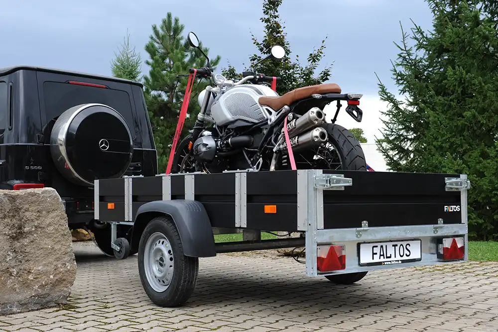 Mit entsprechendem Zubehör eignet sich der Faltos auch für den Transport von Motorrädern. Foto: Faltos