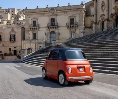 Den Fiat Topolino gibt es nun auch in Korallen-Orange. Foto: Fiat