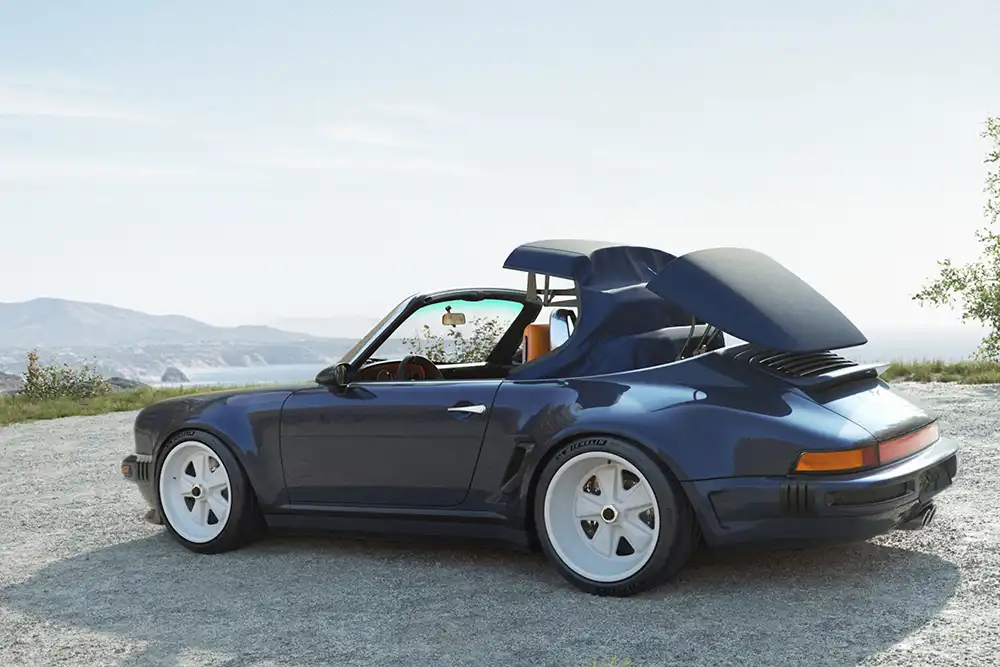 Das Cabriolet erhält zudem ein neues Stoffverdeck mit Z-Faltmechanismus. Foto: Singer