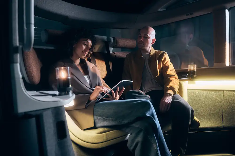 Mit seinem wohnlichen Interieur hebt sich der SUE-Entwurf deutlich von der üblichen ÖPNV-Tristesse ab. Foto: UE | STUDIOS/Maximilián Balázs