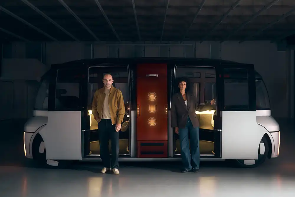 Eine niedrigere Schwelle und Schiebetüren sollen dem Einstieg in den autonomen Nahverkehrsbus SUE erleichtern. Foto: UE | STUDIOS/Maximilián Balázs