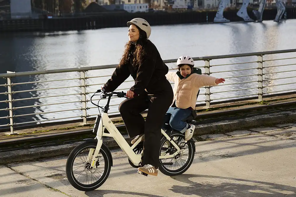 Mit entsprechendem Sitz aus dem Zubehör kann das Tenways CGO auch als Kindertaxi eingesetzt werden. Foto: Tenways