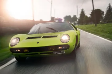 Vor 60 Jahren startete eine Fahrmaschine ohnegleichen – Der Lamborghini Miura definierte das neue Supercar-Segment mit erstem quer eingebautem V12-Mittelmotor. Foto: Lamborghini