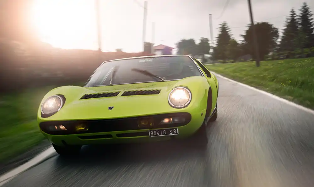 Vor 60 Jahren startete eine Fahrmaschine ohnegleichen – Der Lamborghini Miura definierte das neue Supercar-Segment mit erstem quer eingebautem V12-Mittelmotor. Foto: Lamborghini