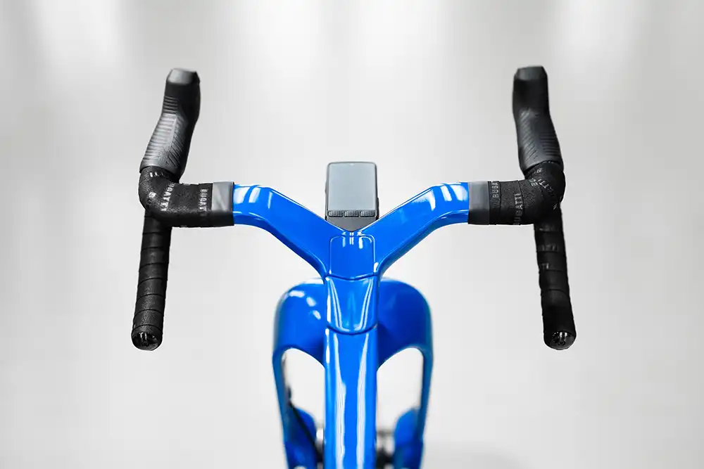 Kabel und Leitung wurde in das Innere des Lenkers verlegt. Foto: Bugatti