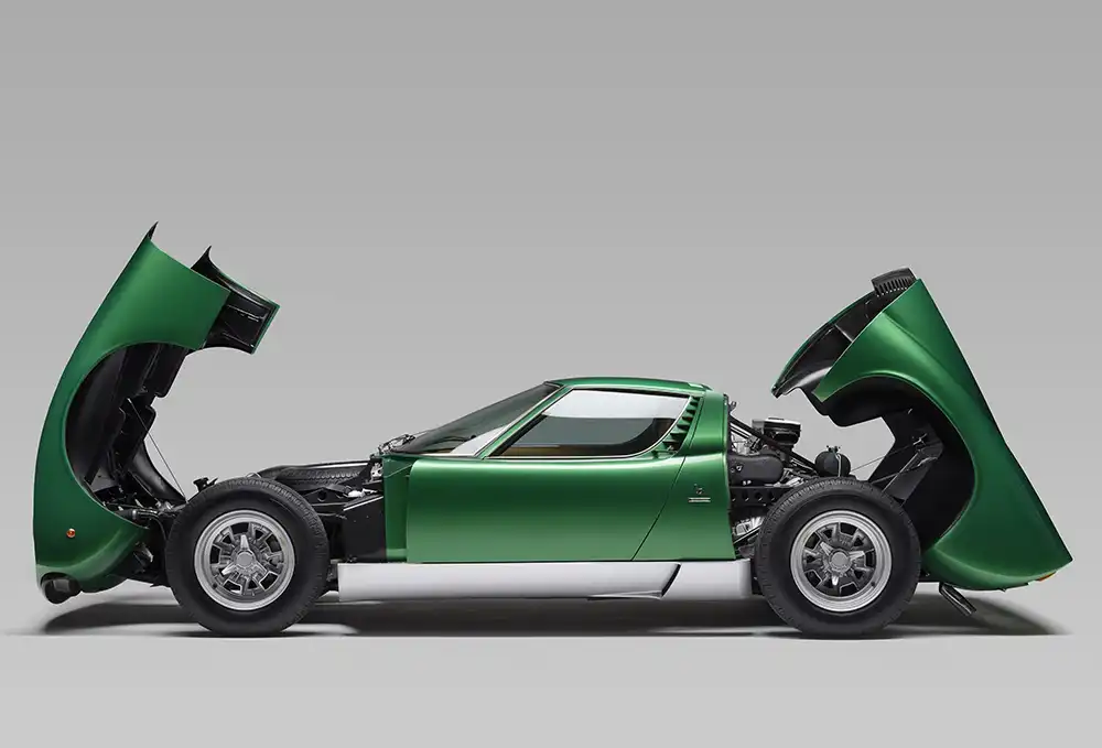Perfekte Balance: Lamborghini Miura mit weit nach oben klappbarer Front- und Heckhaube gewährt Einblick in die Technik des Supercars.