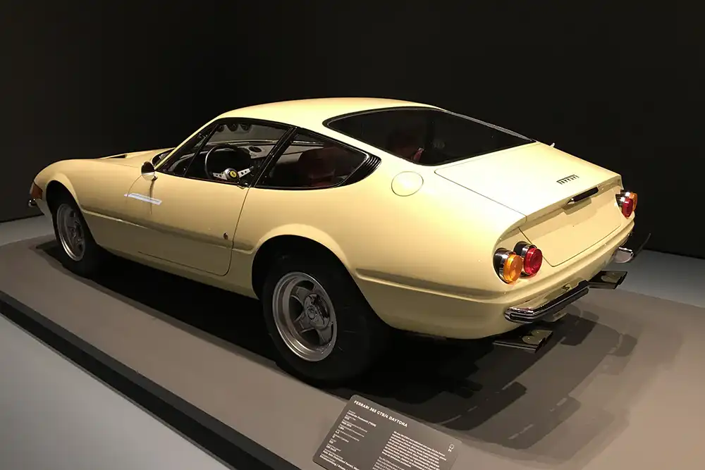Ein gelber Ferrari 365 GTB/4 Daytona im Museum – Der direkte V12-Konkurrent, den der Miura technisch herausforderte.