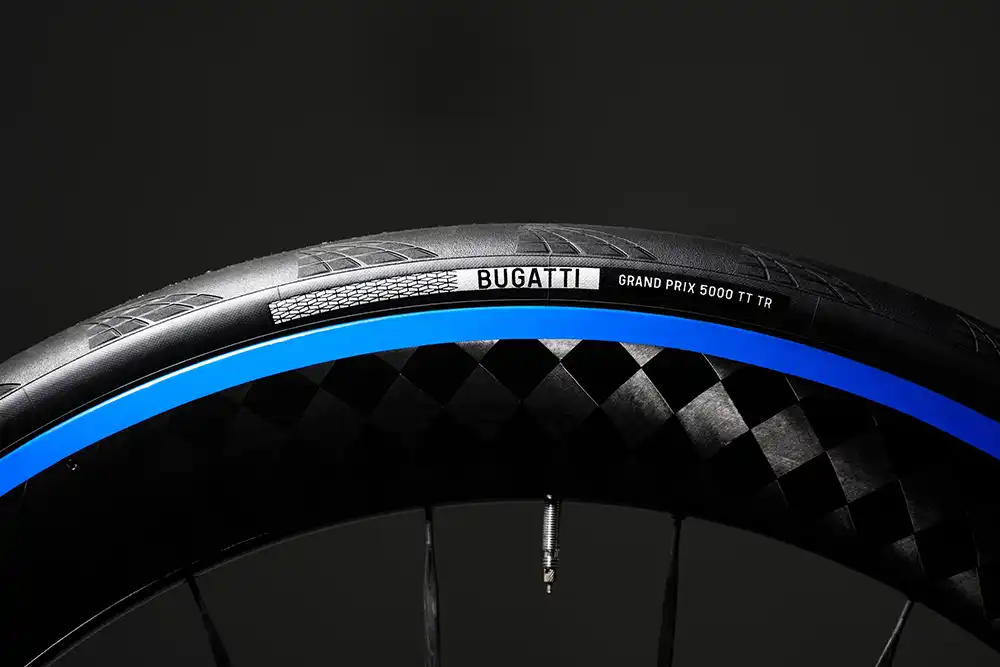 Die Conti-Reifen tragen einen Bugatti-Schriftzug. Foto: Bugatti