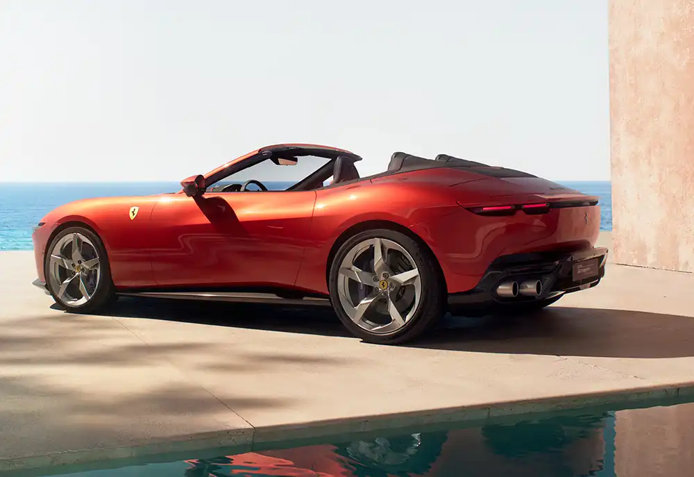 Heckpartie des Ferrari Amalfi Spider mit aktiven Heckspoiler und markanten Auspuffrohren.. Foto: Ferrari