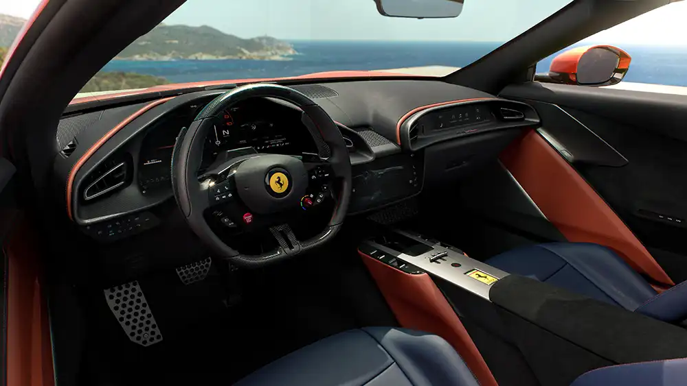 Modernes Interieur des Ferrari Amalfi Spider mit digitalem Instrumenten-Cluster und exklusiven Farbakzenten. Foto: Ferrari
