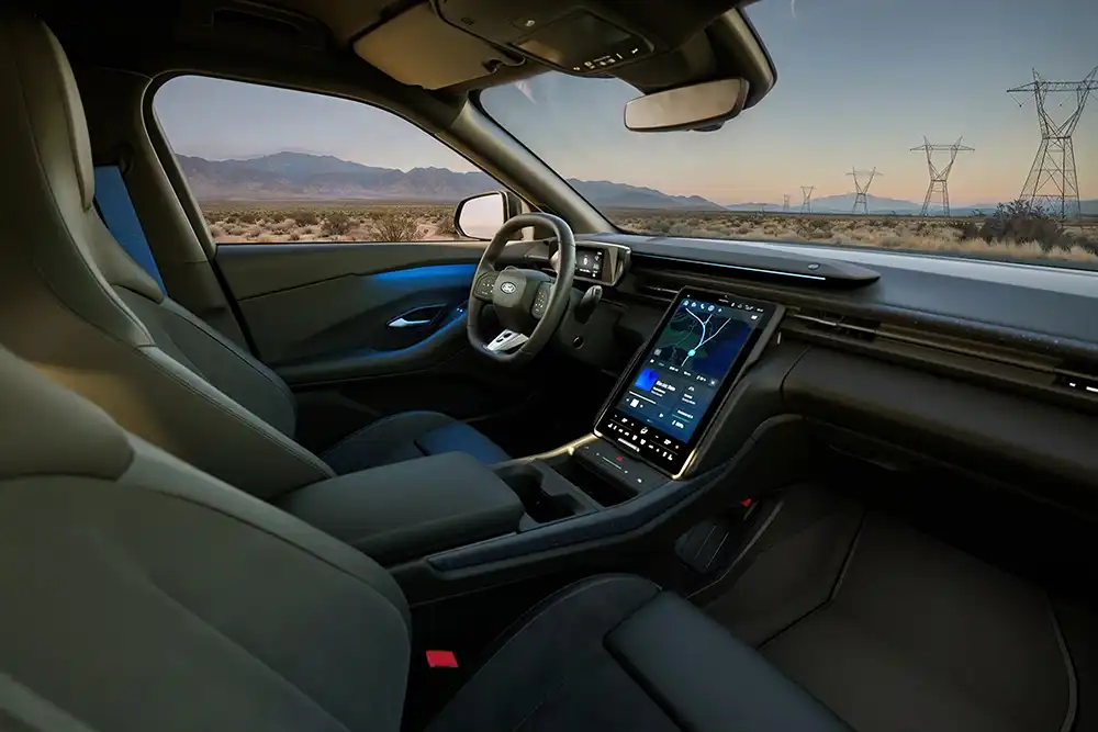 Interieur des Ford Capri 2026 mit dem vertikalen 14,6-Zoll-Touchscreen und blauen Kontrastdetails der Collection-Linie.