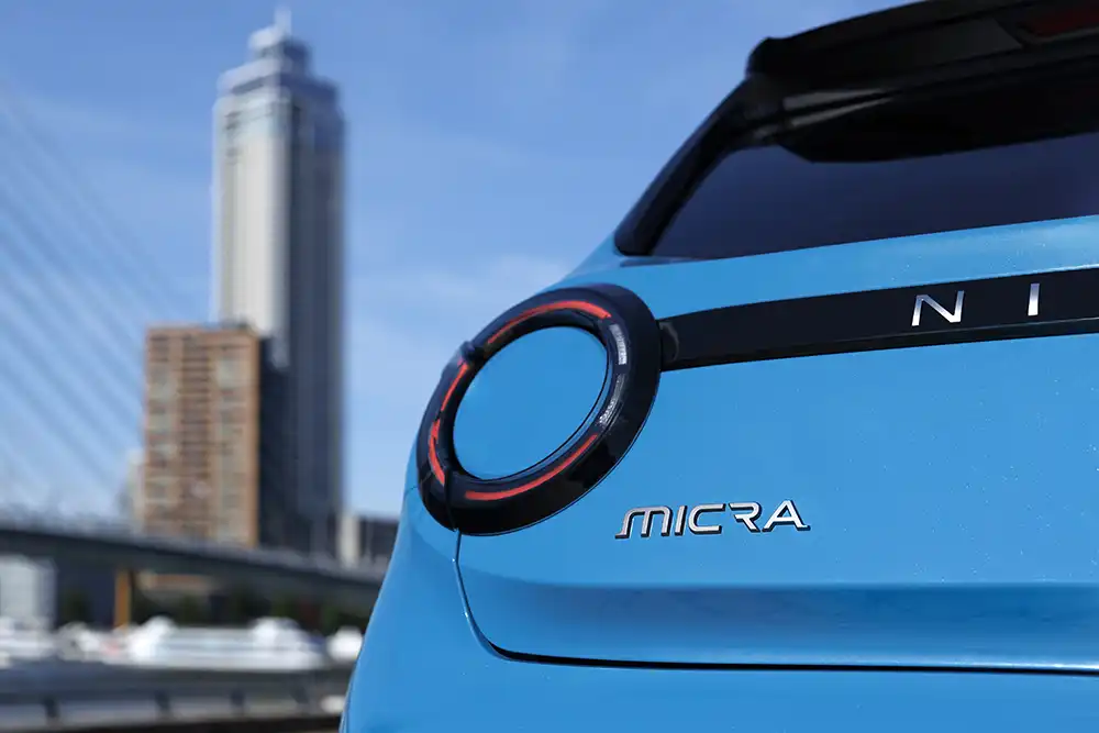 Die runden LED-Rückleuchten werden durch eine kräftige Spange mit dem Markennamen verbunden. Foto: Nissan